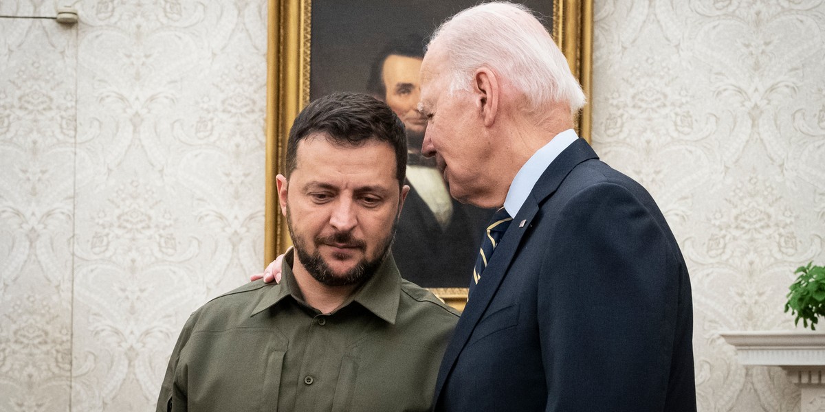 Prezydent USA Joe Biden wita prezydenta Ukrainy Wołodymyra Zełenskiego w Gabinecie Owalnym Białego Domu. 21 września 2023 r.