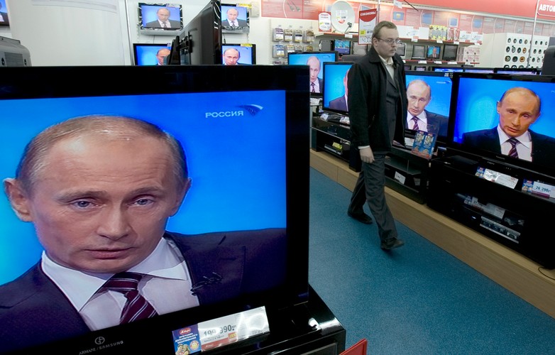 Rosjanie uważnie przyglądają się też polskiemu rynkowi mediowemu. 
<a href=' http://forsal.pl/artykuly/839071,gazprom-wchodzi-do-polskich-mediow-rosjanie-szykuja-sie-do-przejecia.html ' target='_blank' style='color: blue'> „Puls Biznesu” informował</a> na początku grudnia, że już od miesięcy po cichu Gazprom-Media, spółka należąca m.in. do Gazprombanku i bliskich przyjaciół Władimira Putina, negocjuje przejęcie spółki Atmedia, polskiego brokera reklamowego z rynku telewizyjnego i internetowego. Negocjacje są już na finiszu. Według informacji gazety, zakup Atmedia przez Rosjan to tylko wstęp do długofalowych inwestycji w Europie Środkowo-Wschodniej.