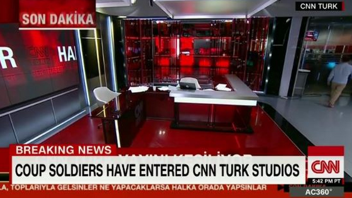 Telewizja CNN Turk na kilkadziesiąt minut przestała nadawać. Do siedziby stacji weszli żołnierze - informują światowe media. "Daily News" podaje, że wojskowi pojawili sie również w redakcji dziennika "Hurriyet".