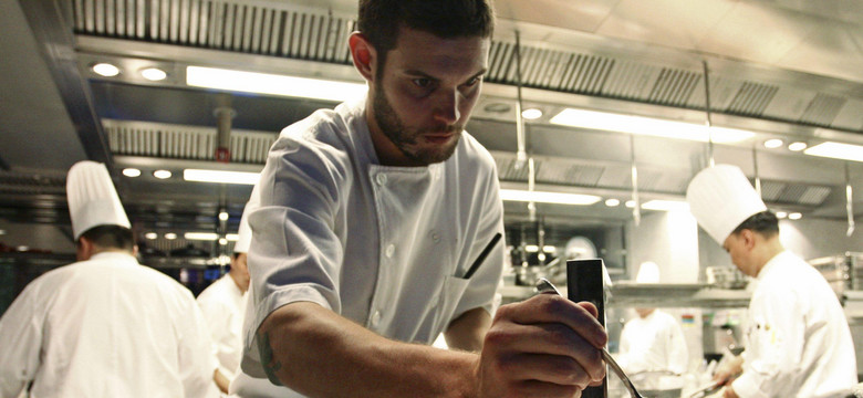Sławny hiszpański kucharz Paco Roncero w kuchni przypominającej laboratorium naukowe inscenizuje wirtualnie swoje dania