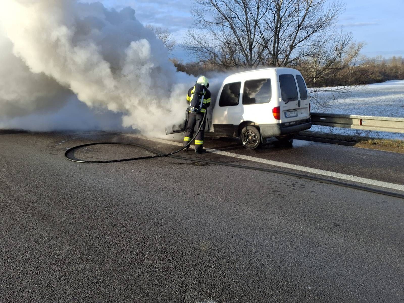 Na diaľnici D1 pri Hornej Strede horel osobný automobil. 