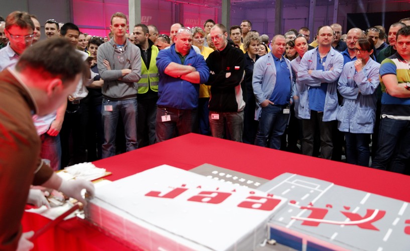 W początkowej fazie w Centrum będzie pracować 50 specjalistów, stopniowo jednak – w tym i przyszłym roku – zatrudnionych będzie stu kolejnych; ich rekrutacja już się rozpoczęła. Będą to zarówno młodzi absolwenci, jak i uznani na rynku specjaliści z różnych dziedzin, m.in. inżynierowie mechanicy, projektanci, inżynierowie analiz, projektanci systemów wbudowanych, programiści, testerzy oprogramowania i funkcji, elektronicy i projektanci obwodów.
<br>
Pracujący w europejskim Centrum Technicznym inżynierowie będą odpowiedzialni m.in. za tworzenie prototypów i rozwijanie obecnych projektów elektrycznych układów kierowniczych EPS, w tym m.in. programów związanych z tworzeniem autonomicznych (samoprowadzących się) pojazdów, nad którymi firma pracuje we współpracy ze swymi klientami. Częścią Centrum będą: ośrodek testowy samochodów wyposażonych w prototypy (wraz z torem testowym), tzw. laboratorium walidacyjne (służące do badania charakterystyki systemów elektrycznych układów kierowniczych EPS) oraz centrum tworzenia prototypowych rozwiązań.

<br>mab/ pz/
<br>  fot. (kru) PAP/Andrzej Grygiel