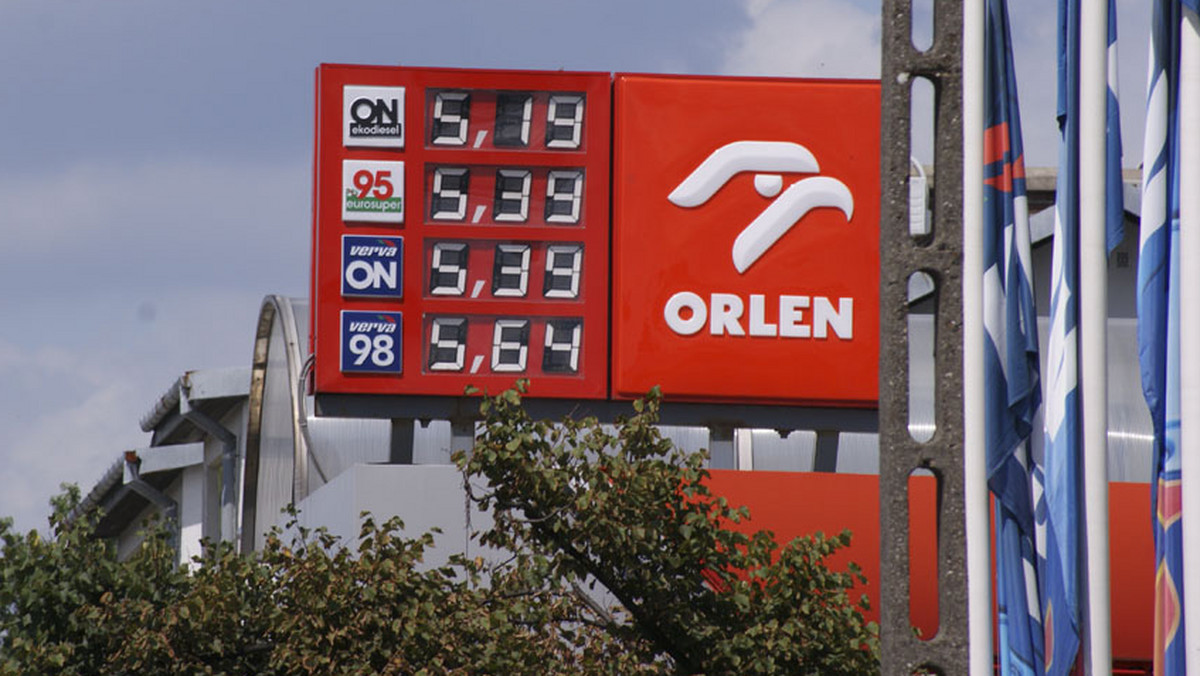 Sieć paliwowa Orlen zamierza uruchomić nowy system płatności mobilnych. Klienci będą mogli zatankować i płacić przez aplikację - informuje money.pl