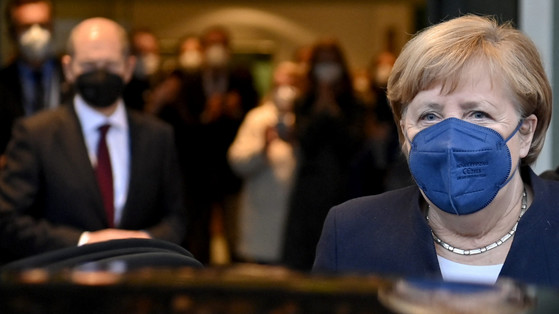 Angela Merkel przekazała urząd kanclerski Olafowi Scholzowi