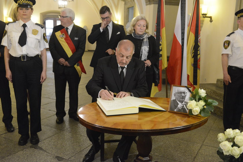 Prezydent Rafał Dutkiewicz (56 l.) wpisuje się do księgi kondolencyjnej