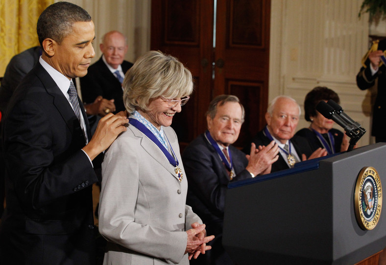 Jean Kennedy Smith odbiera Prezydencki Medal Wolności z rąk prezydenta Baracka Obamy. Biały Dom, 2011 r.