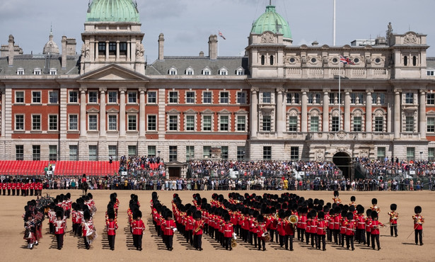 W uroczystości Trooping the Colour, która stanowi centralny punkt obchodów urodzin brytyjskich monarchów, biorą udział tysiące żołnierzy