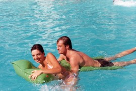 Otac legendarne glumice bio GEJ, ona se UDALA za muškarca ISTOG OPREDELJENJA! Nije znala istinu dok ga nije UHVATILA NA DELU: "Bilo mi je zabavno, ali on je morao da IZAĐE IZ ORMANA"