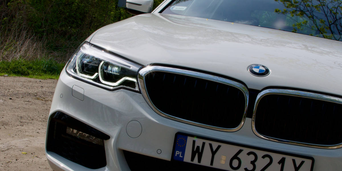 BMW 525d Touring łączy komfort limuzyny, praktyczność kombi i sportowy design. Samochód naszpikowany jest nowoczesnymi technologiami, które w wielu kwestiach wyręczają kierowcę.