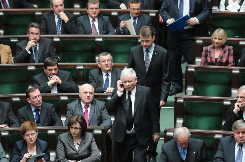 Kaczyński rozmawiał przez telefon na expose