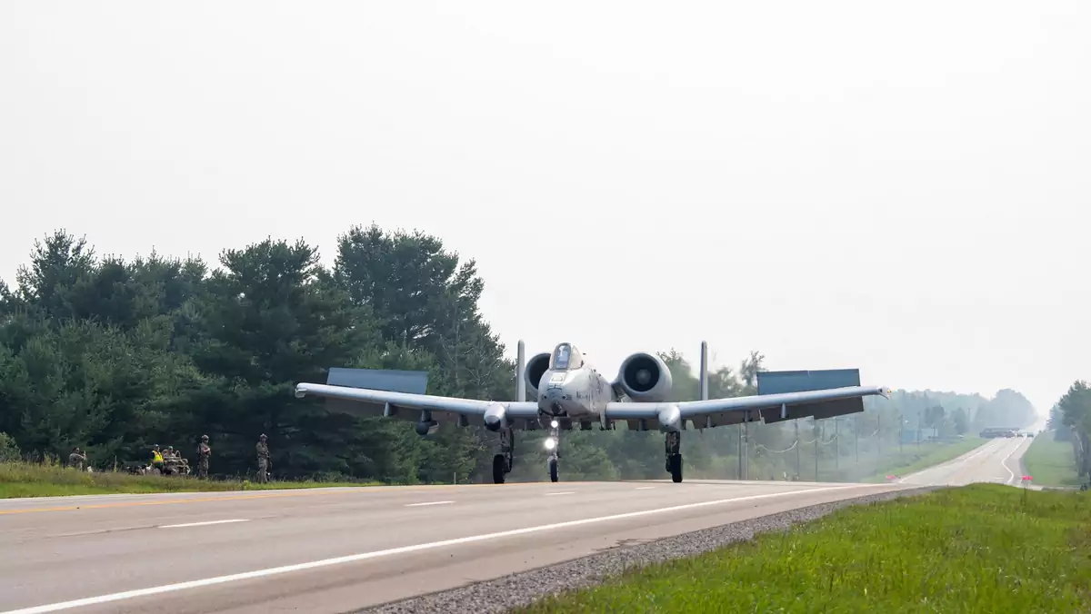 Lądowanie samolotu na autostradzie