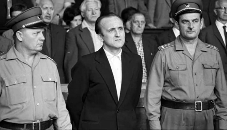 Kovács Péter (középen) a Legfelsőbb Bíróság előtt. A férfit bűnösnek találták, kivégezték / Fotó: YouTube