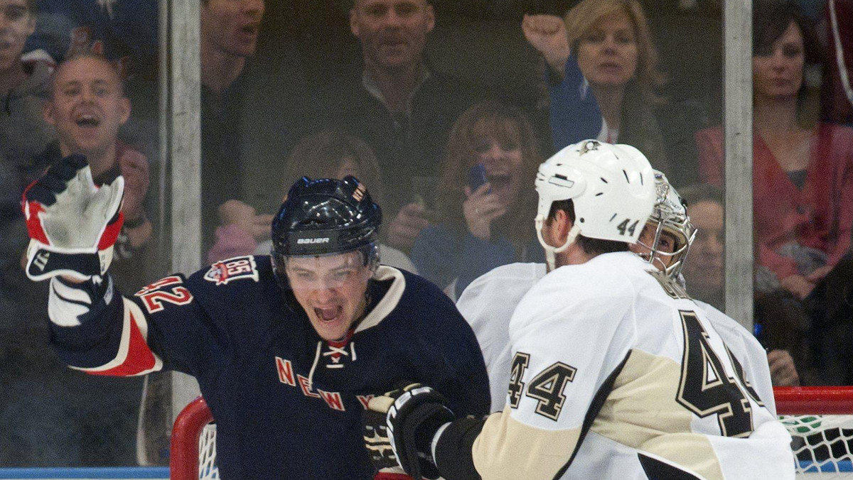 Wykorzystując swoją świetną grę w ostatnich minutach spotkania New York Rangers ograli 5:2 Pittsburgh Penguins. Strażnicy trzy dni temu byli zabójczo skutecznie w pierwszej tercji, wczoraj najlepiej wyszła im ostatnia część meczu.