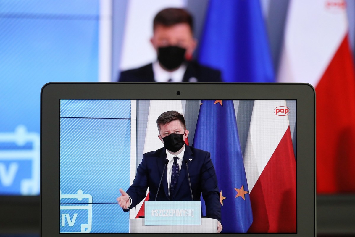 Warszawa, 06.04.2021. Koronawirus w Polsce. Szef Kancelarii Prezesa Rady Ministrów, pełnomocnik rządu ds. szczepień przeciwko Covid-19 Michał Dworczyk podczas konferencji prasowej transmitowanej z siedziby KPRM i oglądanej w jednym z mieszkań w Warszawie, 6 bm. Konferencja dot. Narodowego Programu Szczepień. (aldg) PAP/Paweł Supernak