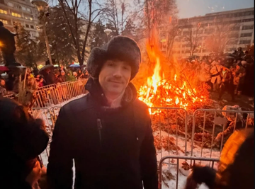 Praznična idila u domu harmonikaša: TRUDNA SUPRUGA Kosana prizor iz doma na Božić, od orašastih plodova do crvenih ruža! (FOTO)