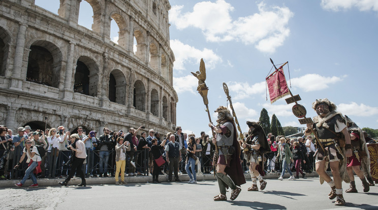 A rómaiak felvonulása a Colosseum előtti téren ért véget. Mindenki jelmezt viselt /Fotó: AFP