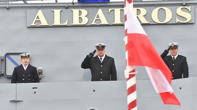 Bandera zatrzepotała na niszczycielu ORP Albatros. "Siły zbrojne to przyszłość państwa"