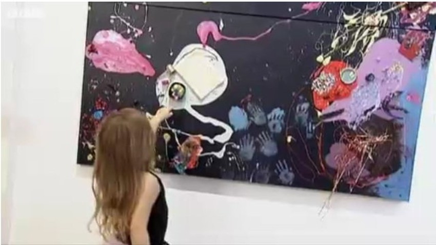 Elita Andre ispred jedne od slika