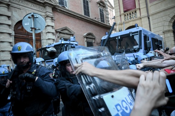 (VIDEO) EVROPSKI GRAD NA RUBU HAOSA, IMA POVREĐENIH! Bes se izlio na ulice, policija udara vodenim topovima: Sukobi buknuli POSLE SMRTI MUŠKARCA tokom policijske intervencije