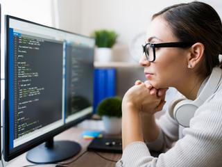 Programiści komputerowi wciąż mogą liczyć na wiele ofert pracy. A jak to wygląda na innych stanowiskach w branży IT?