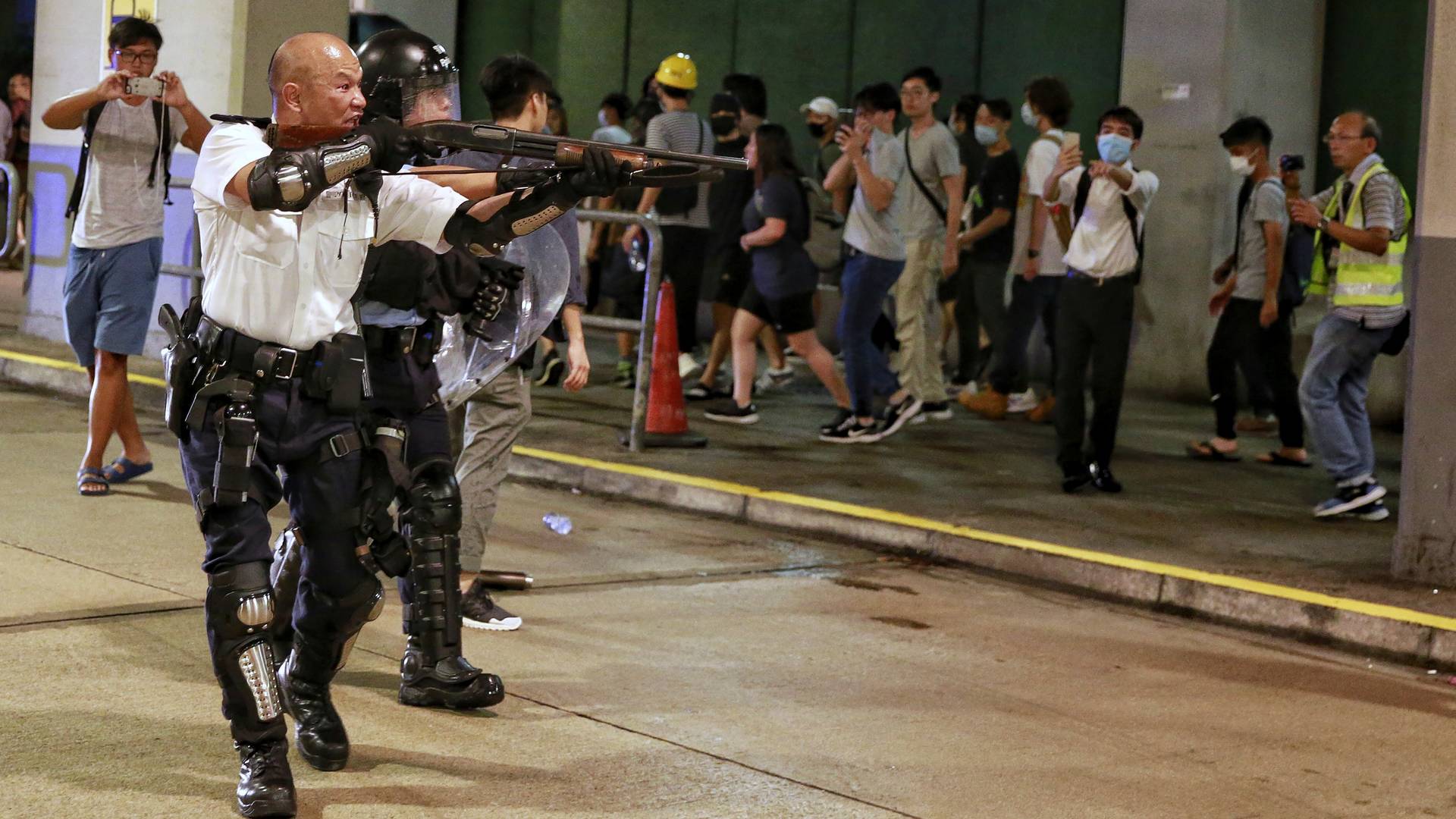 Kako su policajci iz Hongkonga koji pucaju na demonstrante postali seks simboli