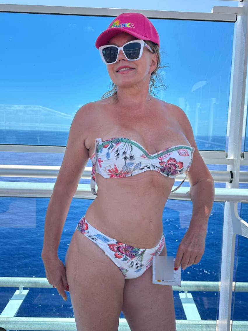 Suzana Mančić u bikiniju