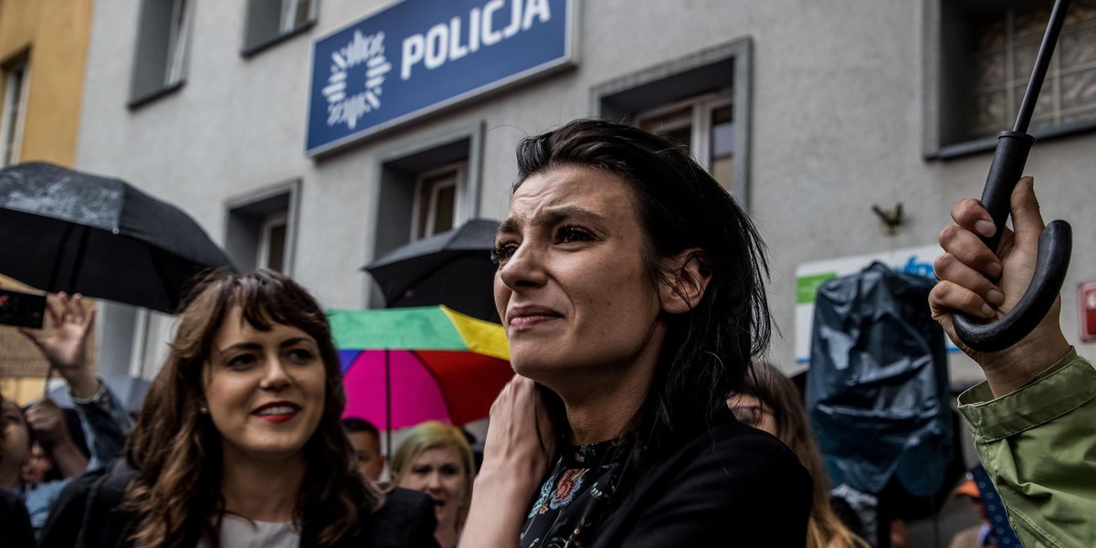 Kraków. Protest przed komisariatem. Pani Joanna zabrała głos.