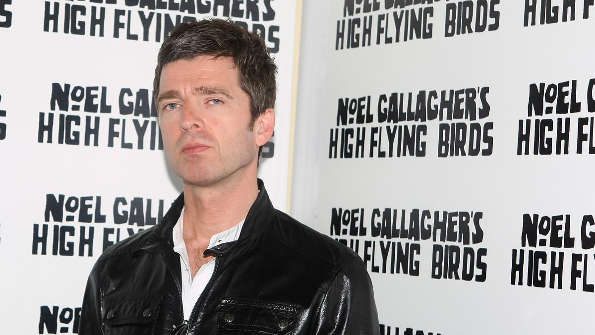 Noel Gallagher rozpoczął pracę nad debiutancką płytą solową, kiedy partnerka powiedziała mu, że spodziewa się dziecka.