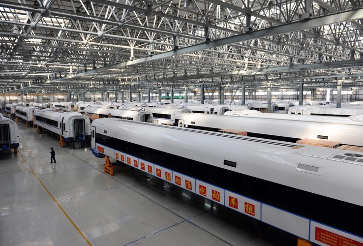 Wartość nowej firmy China Railway tabor Corp (CRRC) po połączeniu szacowana jest na około 26 mld dolarów. <br><b>Na zdjęciu: </b>Widok ogólny na hali produkcyjnej China CNR Corporation<br><br> Fot. EPA / PETER Trebitsch DOSTAWCA: PAP / EPA.