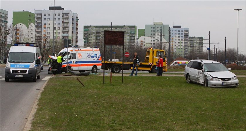 Toyota wpadła na karetkę. Trzech rannych. FOTO