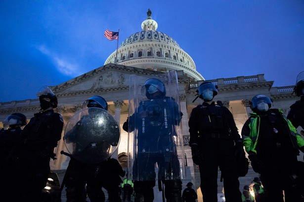 USA/ AP: Szef policji Kapitolu złoży rezygnację 16 stycznia Szef policji Kapitolu Steven Sund złoży rezygnację 16 stycznia w związku ze środowymi wydarzeniami w siedzibie amerykańskiego Kongresu - poinformowała w czwartek agencja AP, powołując się na źródła. Wcześniej dymisji Sunda zażądała szefowa Izby Reprezentantów Nancy Pelosi. Sund oświadczył w czwartek, że policja przygotowana była na pokojową demonstrację zwolenników prezydenta Donalda Trumpa i nie spodziewała się brutalnego ataku. Dodał, że w czasie swojej 30-letniej służby policyjnej nie doświadczył czegoś tak wstrząsającego. Podczas zamieszek na Kapitolu funkcjonariusze sił federalnych, odpowiedzialni za ochronę Kongresu, pozwolili zwolennikom urzędującego szefa państwa na szturm na Kapitol, przez co parlamentarzyści musieli uciekać. Przedstawiciele straży Kapitolu anonimowo przyznają, że było ich zbyt mało, by odeprzeć tłum, narzekają także na brak koordynacji działań. Sund utrzymywał, że napór protestujących był przytłaczający, a podległe mu oddziały były atakowane. W starciach rannych zostało blisko 50 funkcjonariuszy, zmarło czterech demonstrantów. (