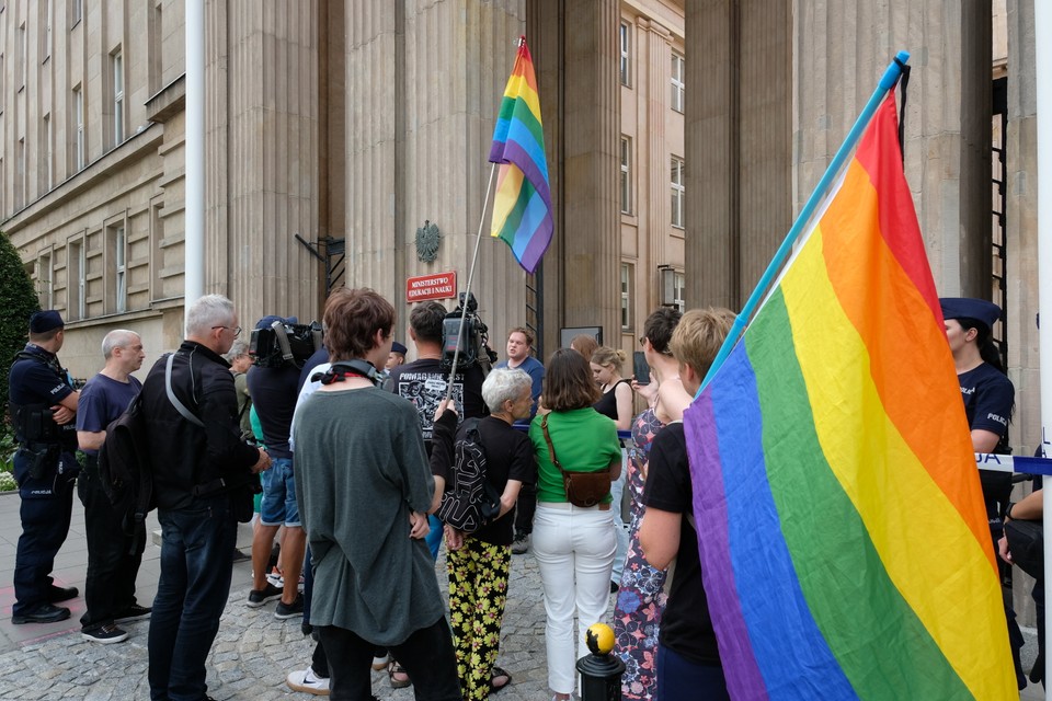 Ministerstwo Edukacji Narodowej. Aktywiści LGBT protestują przykuci do bramy