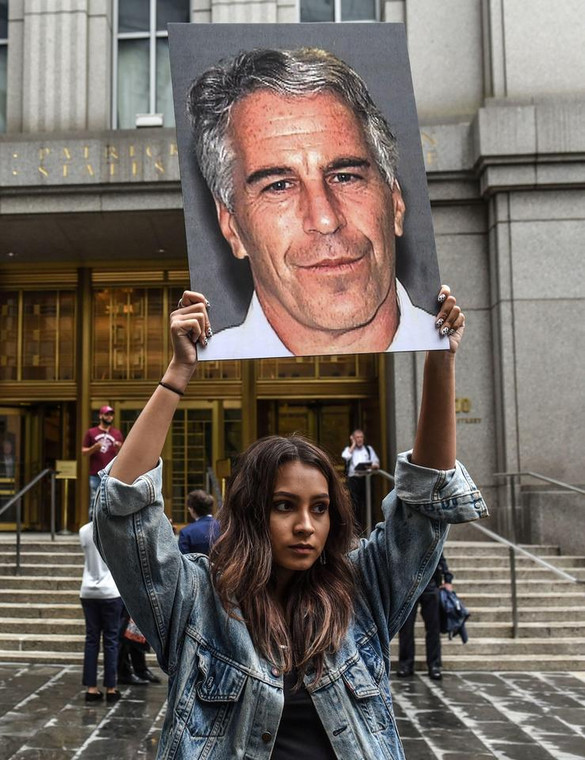 Protest przed budynkiem sądu, w którym ma rozpocząć się proces Epsteina