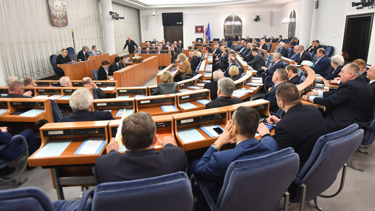 Senat poparł przed godz. 2 w nocy bez poprawek nowelizację ustawy o IPN, która wprowadza kary grzywny lub więzienia do lat trzech za przypisywanie polskiemu narodowi lub państwu odpowiedzialności m.in. za zbrodnie popełnione przez III Rzeszę Niemiecką.