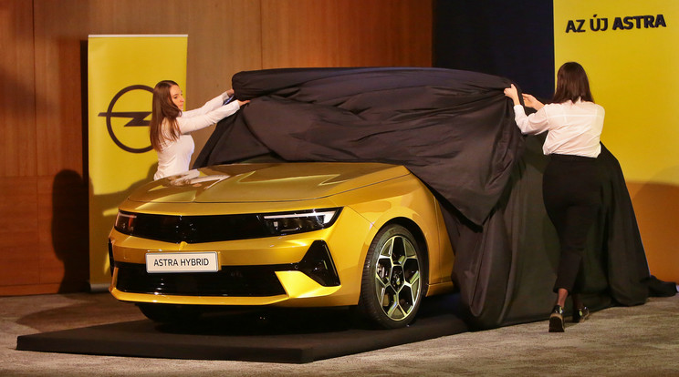 437 centi hosszú, 186 cm széles és 147 cm magas az új Astra. Közeli rokonságban áll a Peugeot 308-al, de mégis ízig-vérig Opel / Fotó: Séra Tamás