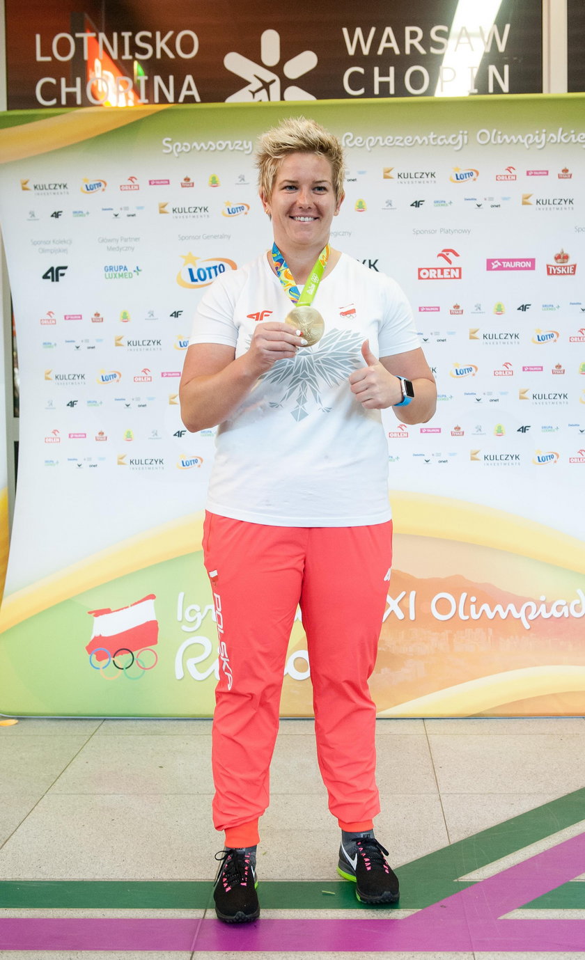 Rio 2016: Anita Włodarczyk powitana na Okęciu! Kibice dopisali