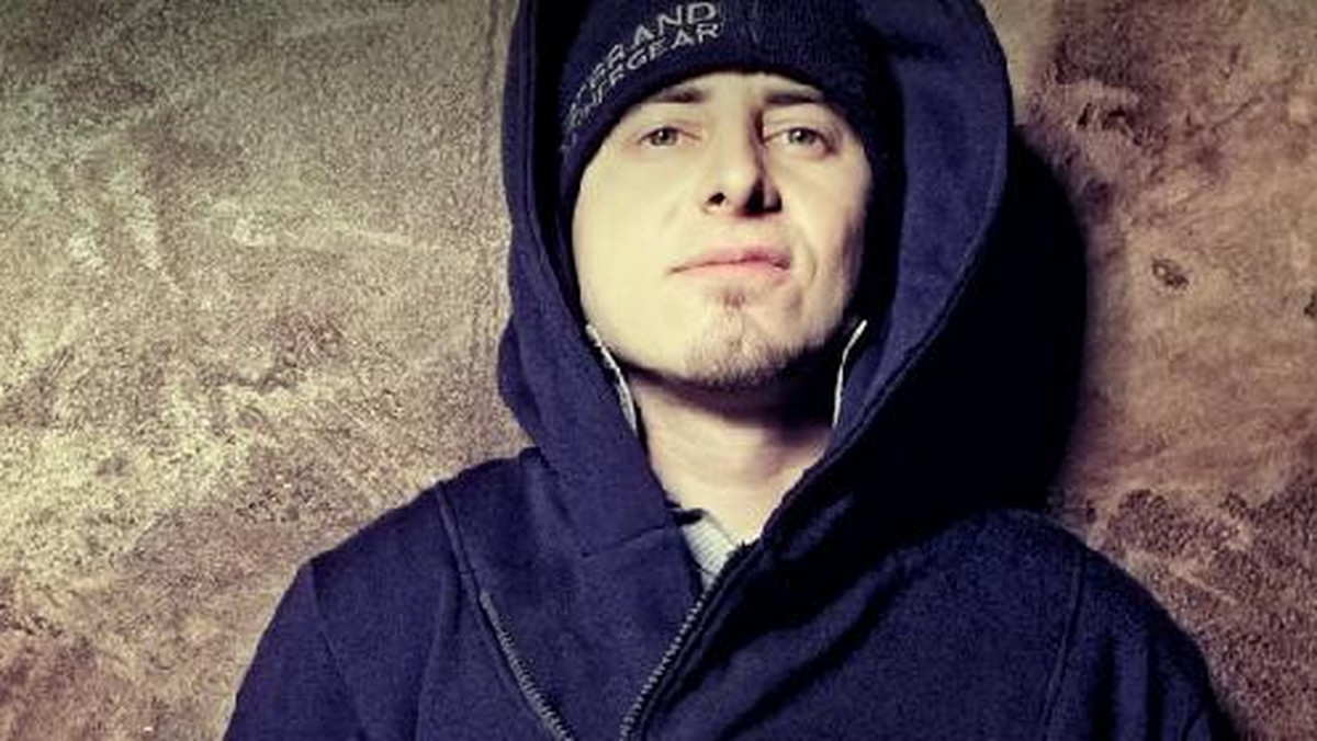 W połowie lat dziewięćdziesiątych objawił się "hardcore psycho-rap", a polska scena muzyczna przeżyła trzęsienie ziemi. Jednym z ludzi, którzy odpowiadają za tę rewolucję, jest AbradAb. Dziś możecie zobaczyć w Onecie zapis koncertu, jaki raper dał w sobotę 24 listopada.