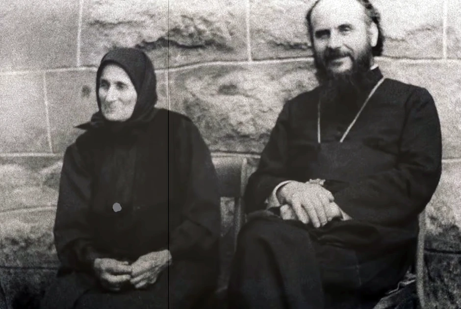 Sa majkom Milijanom u rodnom selu Vidova kod Čačka