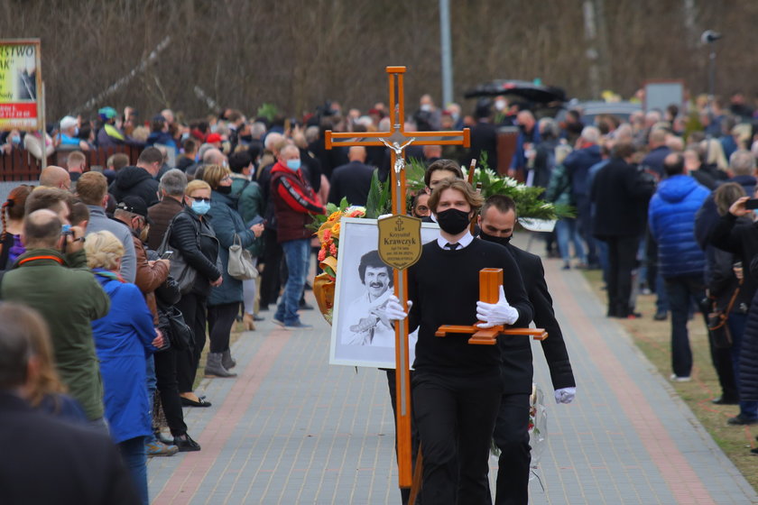 Kondukt żałobny na cmentarzu w Grotnikach