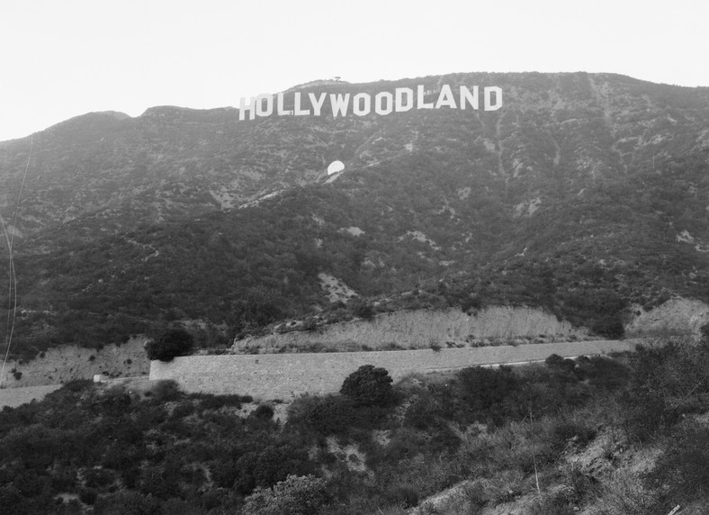 Znak Hollywood(land), który dziś jest ikoną Los Angeles, przemysłu filmowego, jak i symbolem amerykańskiego snu, początkowo był po prostu reklamą okolicznych nieruchomości