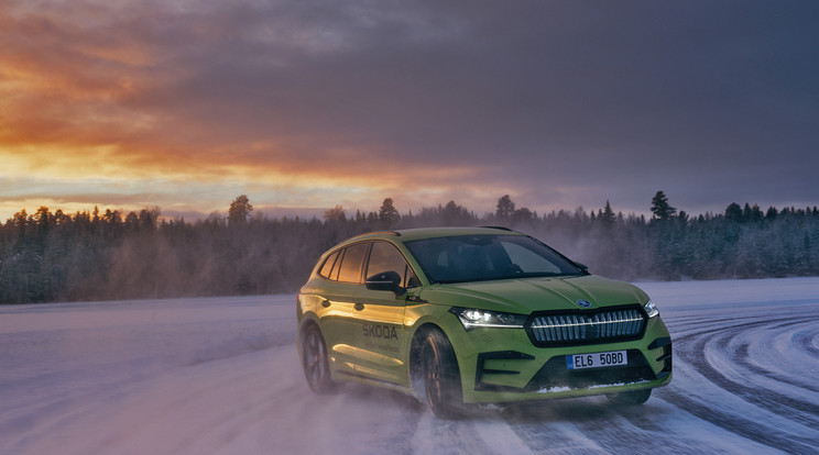 Driftelve állított fel a jégen két Guinness világrekordot a Škoda Enyaq RS iV / Fotó: Škoda