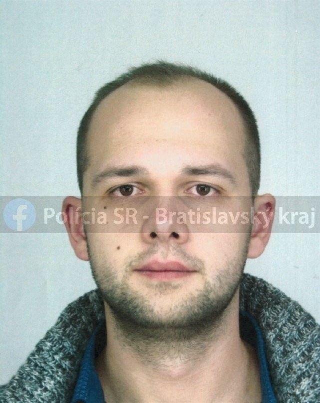 Polícia zverejnila fotky mužov, po ktorých pátra. 