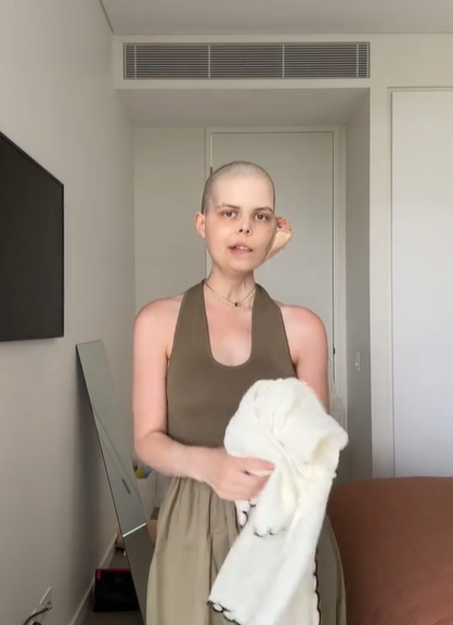 Video pokračovalo ukazovaním jej outfitov.
