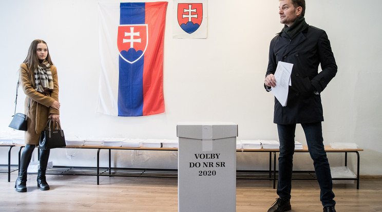 Igor Matovic, az Egyszerű Emberek és Független Személyiségek nevű párt elnöke mielőtt voksol egy nagyszombati szavazóhelyiségben 2020. február 29-én, a szlovák parlamenti választások napján. /Fotó: MTI/EPA/Jakub Gavlak