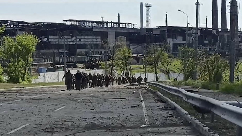 Ukraińscy żołnierze opuszczają Azowstal, 18.05.22