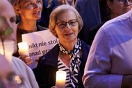 Danuta Wałęsa podczas protestu  Łańcuch Światła w Gdańsku przeciwko zmianom w sądownictwie wprowadzanym przez Prawo i Sprawiedliwość, 20.07.2017