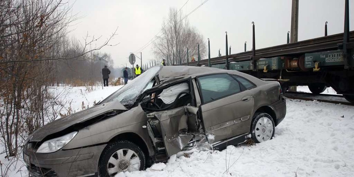 Auto wjechało pod pociąg. FOTO