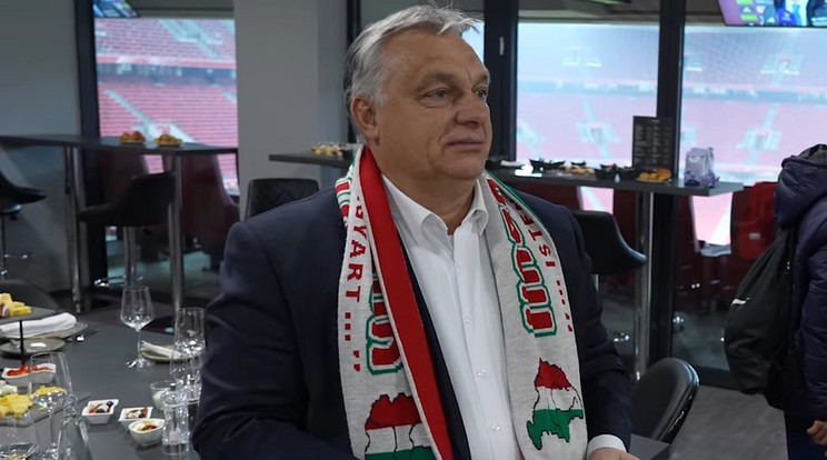 Ukrajna sem hagyta szó nélkül, hogy a magyar miniszterelnök nagy-magyarországos sálban jelent meg a focimeccsen. Berendelték a kijevi magyar nagykövetet az eset miatt. / Fotó: Facebook / Orbán Viktor