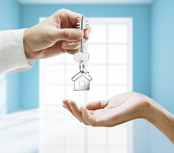 „Podsumowując wyniki badania wyłania się nam ponownie i w tym roku, obraz w miarę stabilnego i konsekwentnego rozwoju sektora mieszkaniowego w Polsce. Ciągle może martwić jego dynamika, jednak biorąc pod uwagę ostatnie zmiany polityczne, zapowiadające wpływ na politykę mieszkaniową oraz sektor bankowy, cieszyć powinien fakt, że trend zmian nie przyjął pozycji wyczekującej i nie wyhamował określonego kierunku stabilnego rozwoju” – mówi Marta Kamionowska. „Cieszą, więc zarówno statystyki zauważalnego wzrostu ilości mieszkań oddawanych i budowanych na 1000 mieszkańców, gdzie w obu przypadkach przewyższają one średnią dla innych badanach krajów; stabilny rozkład cen między głównymi miastami Polski to dobra statystyka równomiernego rozwoju regionów naszego kraju; niski wskaźnik negocjacji cen to oznaka małego przewartościowania cen ofertowych, co ogranicza ewentualne budowanie sztucznej wartości mieszkań” – dodaje.