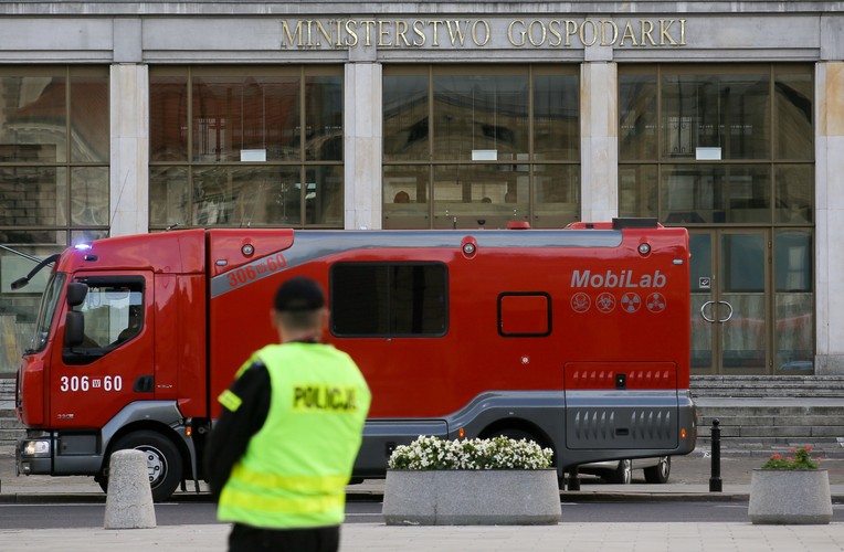 Straż pożarna i policja na placu Trzech Krzyży w Warszawie, przed Ministerstwem Gospodarki, gdzie doszło do wycieku gazu